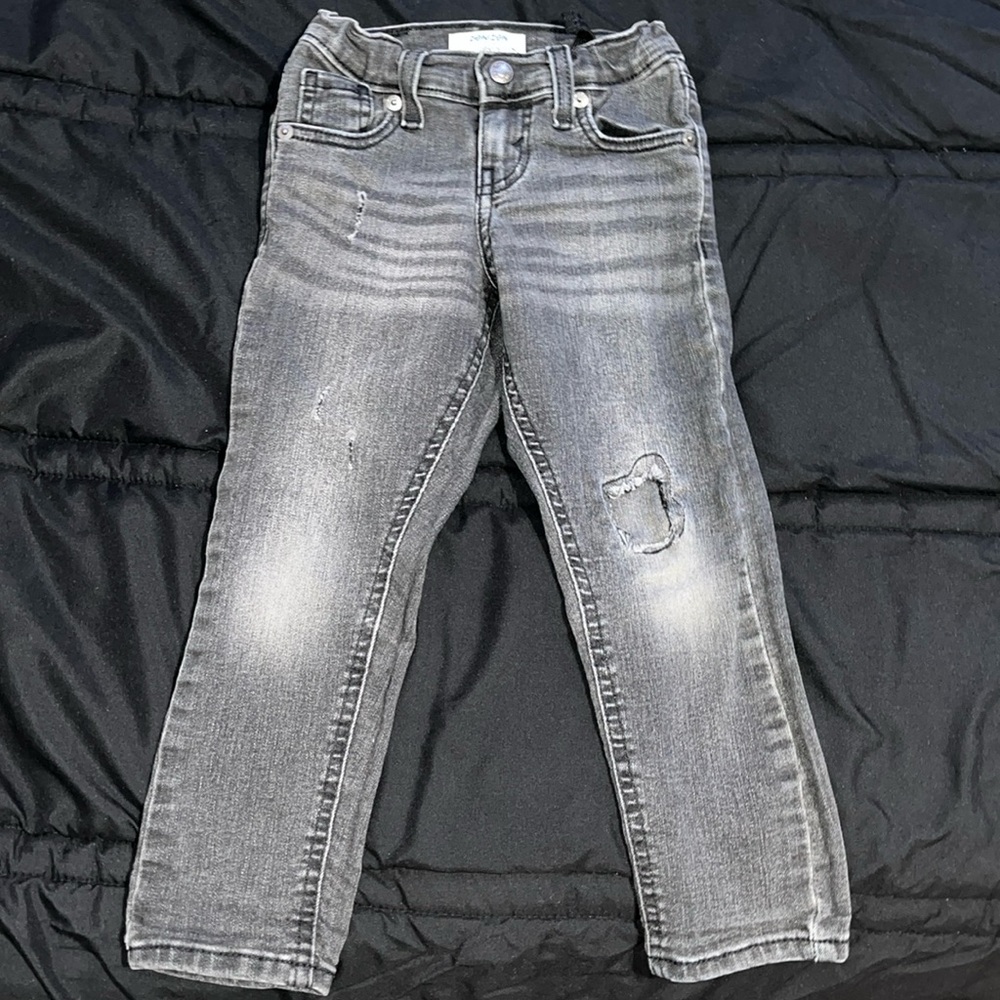 Black distressed Levi jeans